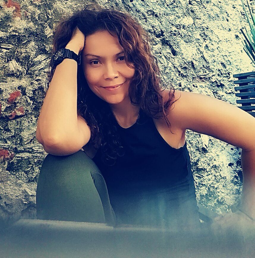 Leticia Mijares (Escuela Kaula Yoga) Soy maestra y practicante de yoga con 14 años de experiencia, guiando a otros en este hermoso camino de autoconocimiento y transformación. Yo adaptando cada sesión a las necesidades del cuerpo, la mente y el espíritu.